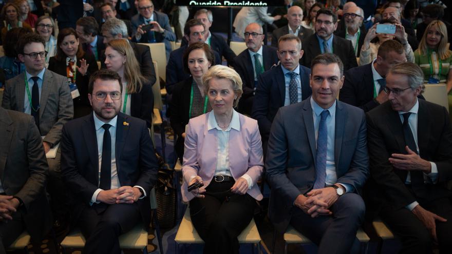 Javier Faus junto a Pedro Sánchez, Ursula von der Leyen y Pere Aragonés.