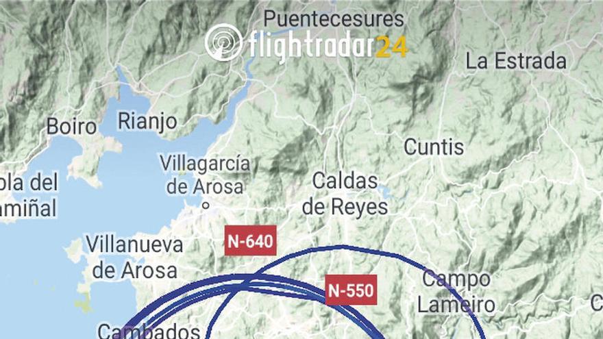 Más de una hora dando vueltas sobre las rías |  Los 122 viajeros del Iberia 530 procedente de Madrid debían aterrizar en Vigo a las 8.45 horas. El comandante se topó la pista cerrada por el accidente y optó por esperar antes que ir a Santiago. Dieron hasta siete vueltas sobre las rías de Vigo y Pontevedra y tomaron tierra al filo de las 10.00 h.