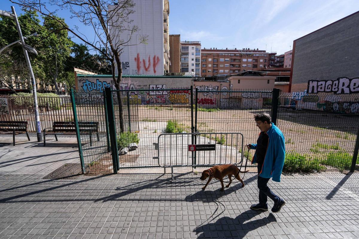 El solar de Gran Via con Nàpols donde se levantará el edificio con 64 pisos públicos y el futuro CAP del Fort Pienc, en Barcelona.