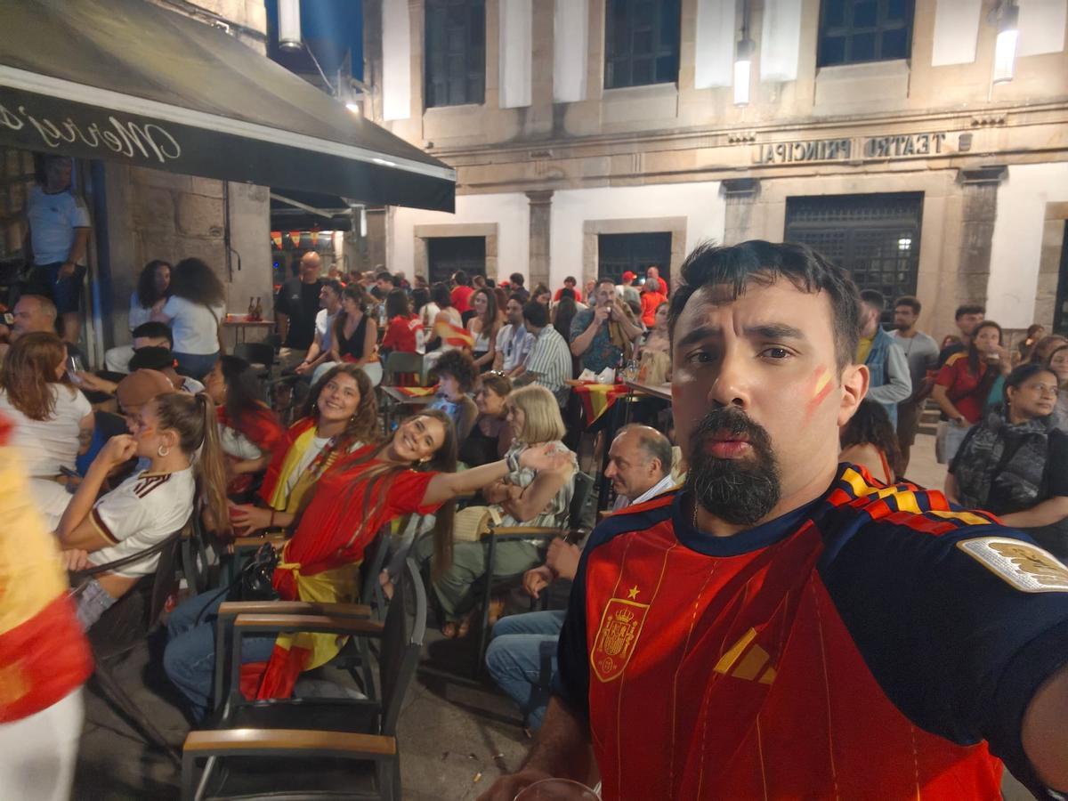 Cientos de personas se reunieron  en los bares del casco antiguo.