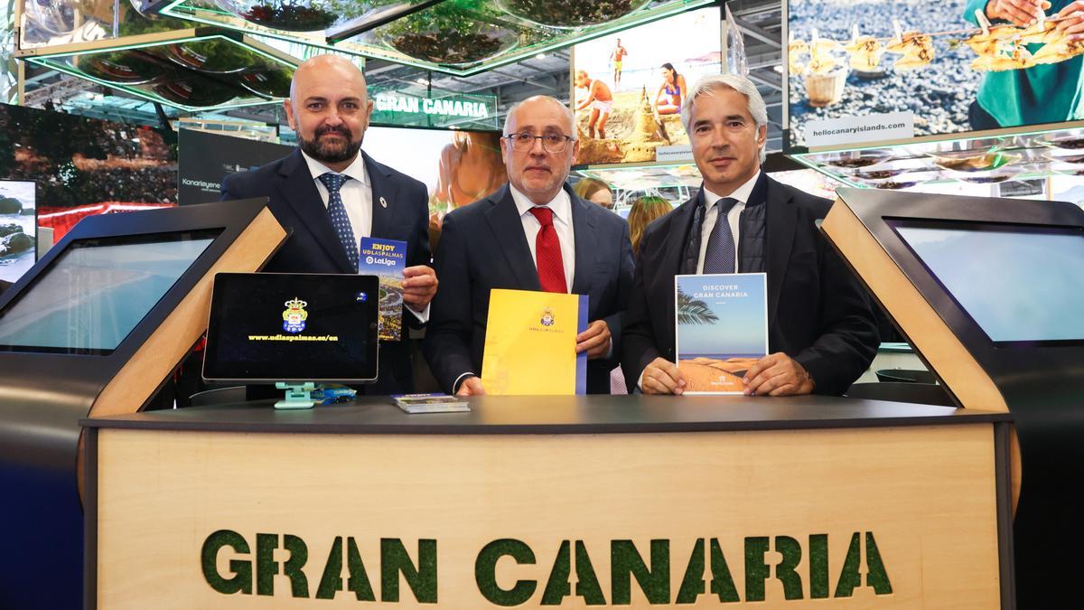 De izq. a dch.: El consejero de Turismo del Cabildo de Gran Canaria, Carlos Álamo; su presidente, Antonio Morales; y el director general de la UD, Patricio Viñayo