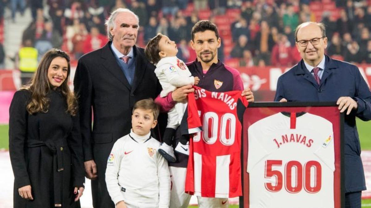 Pepe Castro entrega a Jesús Navas la camiseta conmemorativa por los 500 partidos oficiales en el Sevilla FC