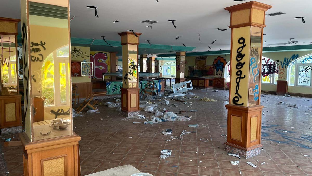 Los vecinos de Allà Dins denuncian la peligrosidad del hotel abandonado