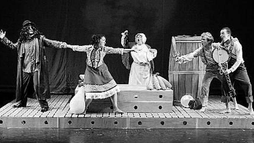 Con poca escenografía, la compañía Algarabía Teatro logra recrear en el escenario las míticas aventuras del rebelde Tom Sawyer