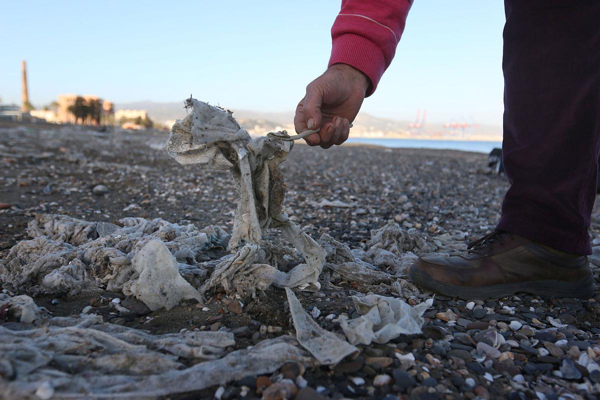 MLG 23/FEBRERO/2016.- PLAYA DE LA MISERICORDIA , A LA ALTURA DE TABACALERA. LA PLAYA LLENA DE RESTOS DE TOALLITAS SANITARIAS , COMPRESAS, BASURA .-ARCINIEGA