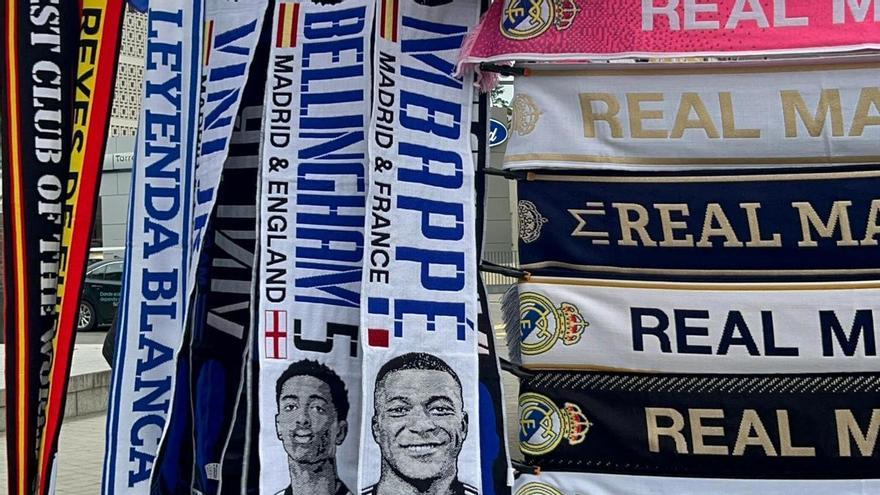 Las bufandas de Mbappé como jugador del Real Madrid ya se venden en el Bernabéu