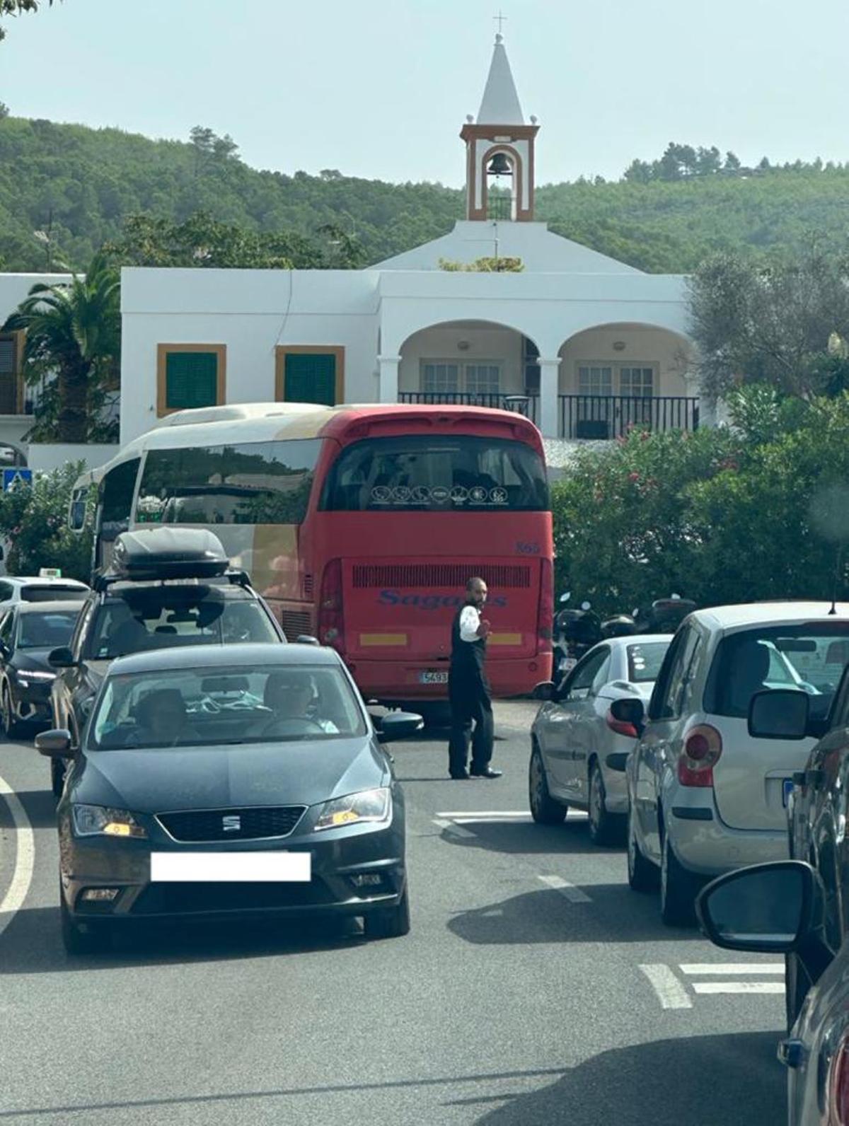 Una persona regula el tráfico en Sant Joan