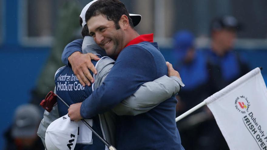 Rahm se abraza a su &#039;caddie&#039; tras vencer en el Abierto de Irlanda.