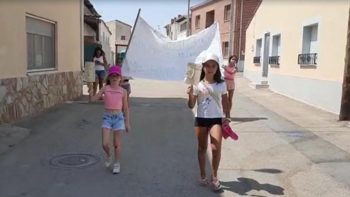 VÍDEO | Peculiar manifestación de unos niños zamoranos: "¡Injusticia! Queremos más parques y más diversión"