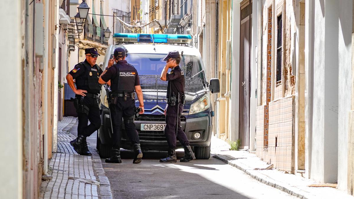 Agentes de la Policía Nacional en la calle Bravo Murillo de Badajoz.