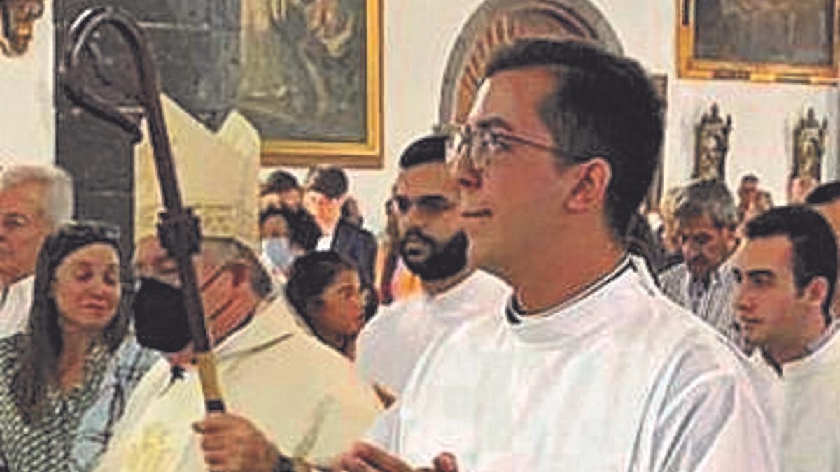 Alejandro Carmona, ayer, en la ordenación como diácono en la iglesia de San Ginés, en Arrecife.