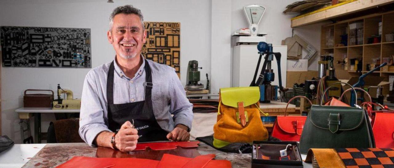 Luis Santín en su taller de Cambre, con más de cuarenta años dedicados al oficio y algunas de las muchas piezas que elabora.