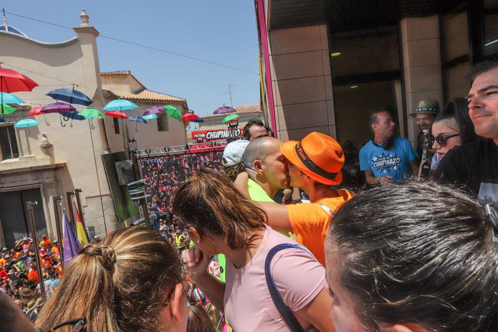 Los catralenses y muchos vecinos de la Vega Baja estallan en alegría y fiesta para iniciar las celebraciones de San Juan con el chupinazo