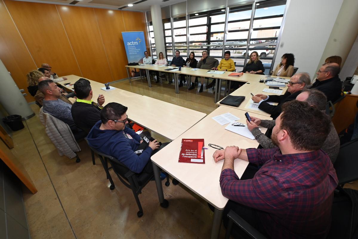 Imagen de una reunión para negociar el convenio dels transporte de mercancías de Castellón.