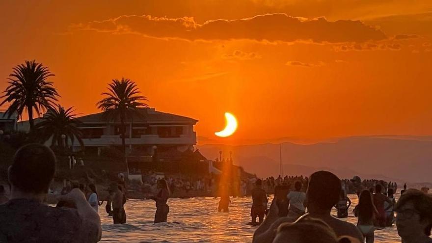 Una multitud alucina con el eclipse en la playa de les Marines de Dénia