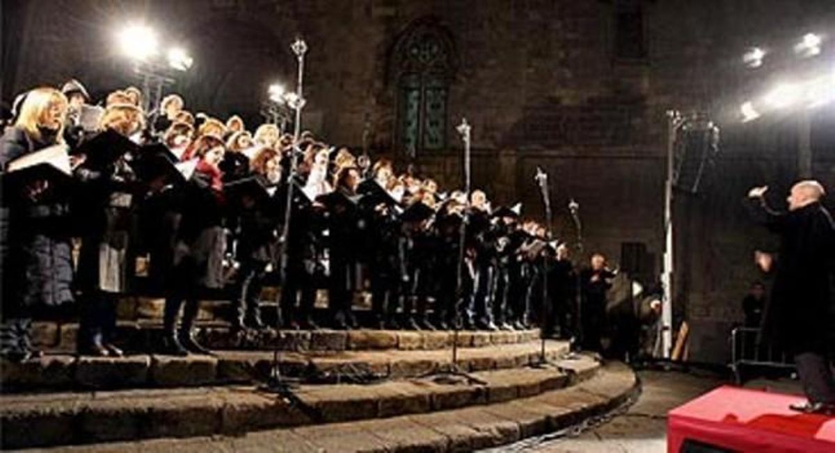 Els integrants de l’Orfeó Català, durant la breu actuació a la plaça del Rei. Els integrants de l’Orfeó Català, durant la breu actuació a la plaça del Rei.