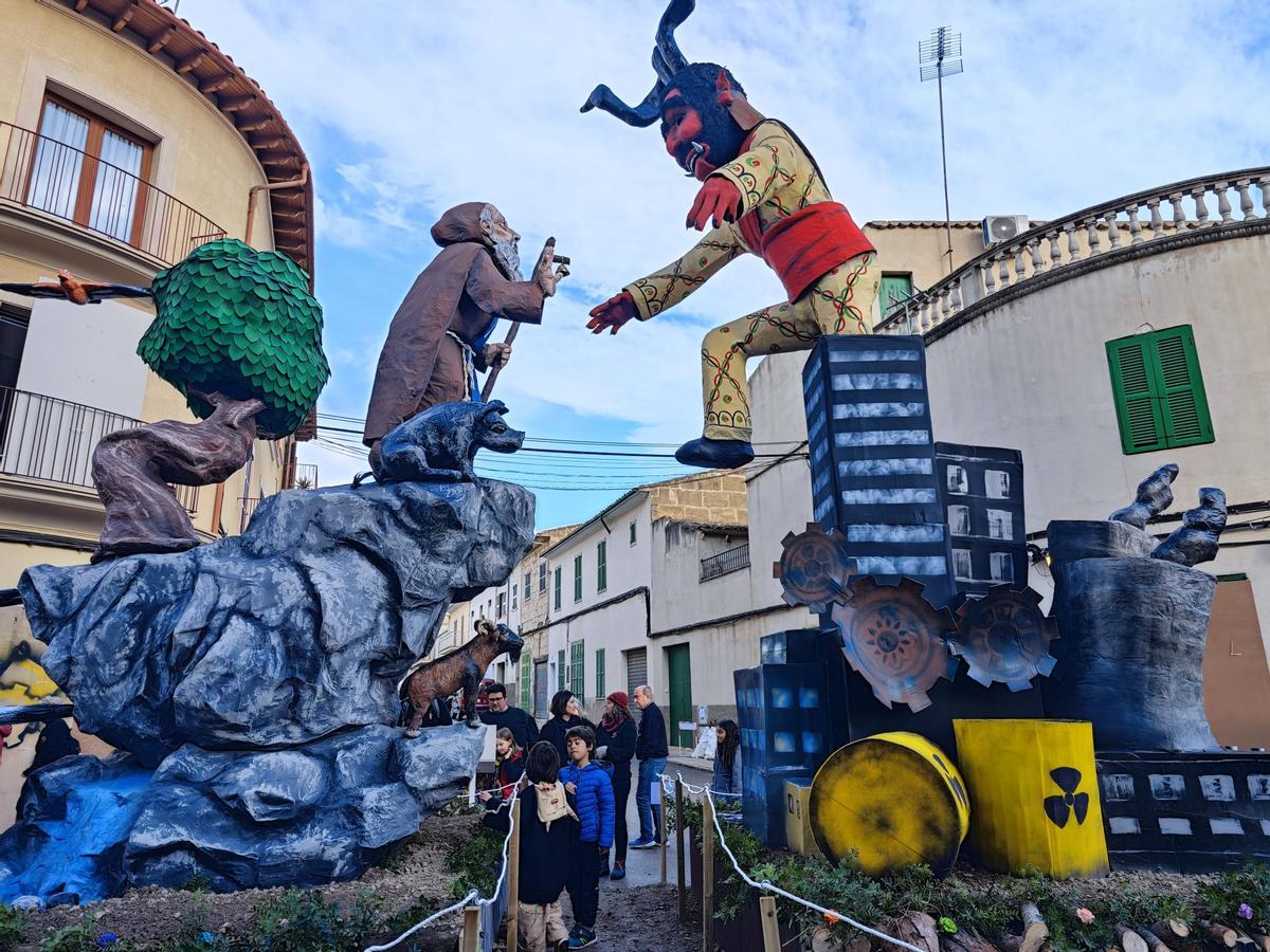 Figuren des heiligen Sant Antoni im Kampf gegen den Teufel