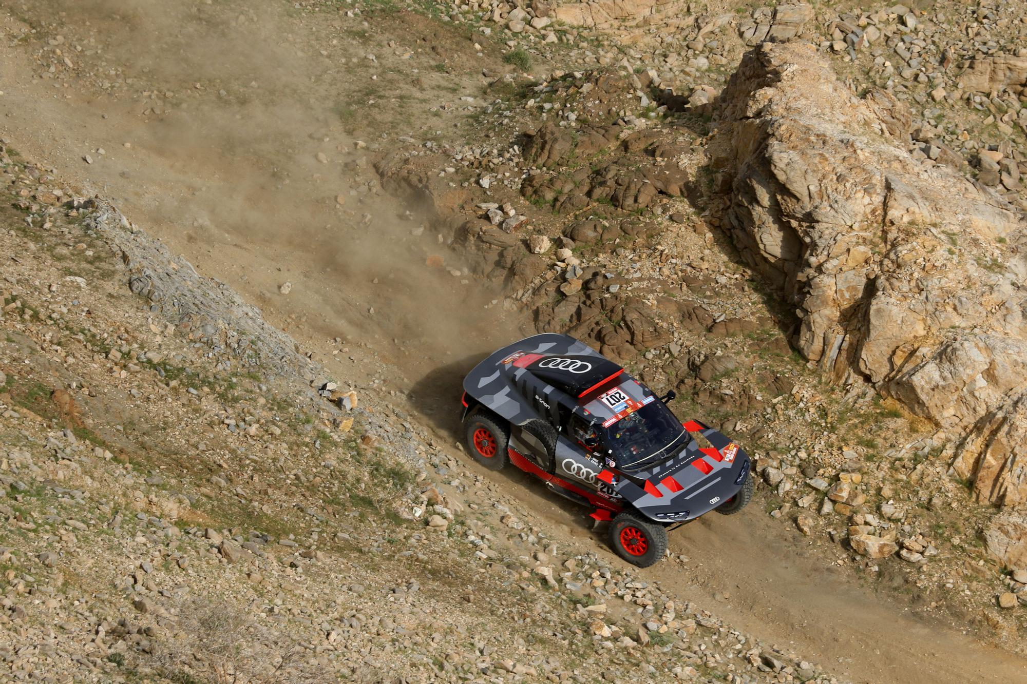 El español Carlos Sainz durante la disputa de la primera etapa del Rally Dakar.