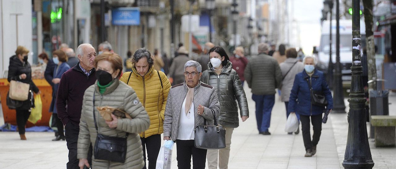 Imagen de archivo de gente paseando por una calle en A Estrada