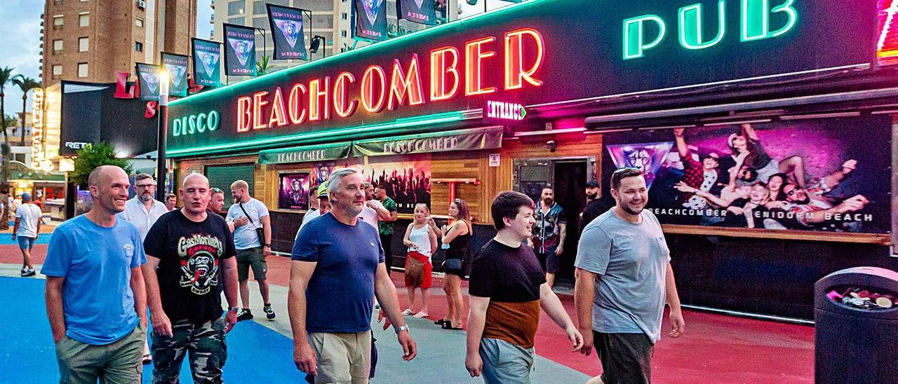 Británicos en el «corazón» de la zona inglesa de Benidorm, la pasada semana. | DAVID REVENGA