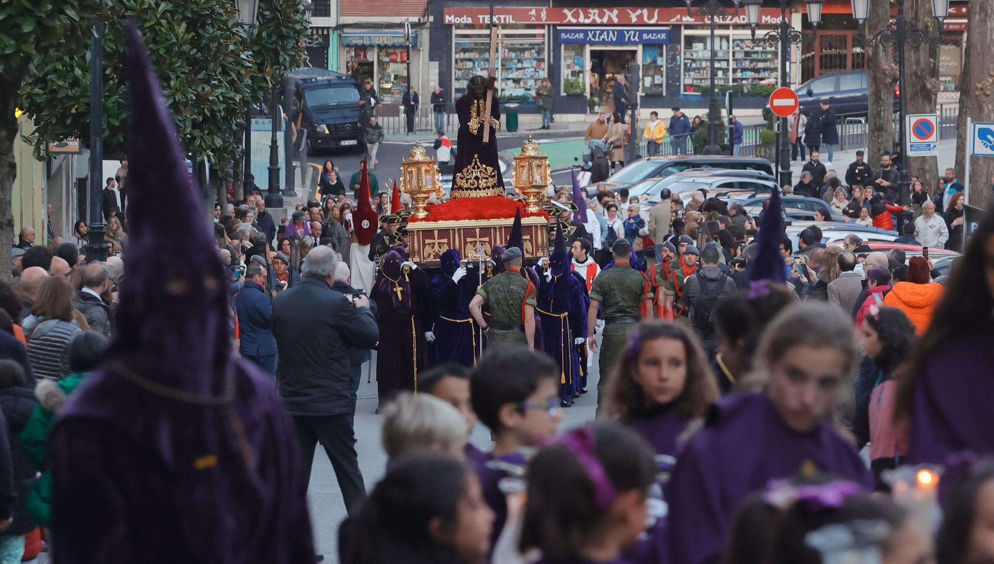 El Señor de Oviedo atrae multitudes: mira las fotos de la procesión del Nazareno