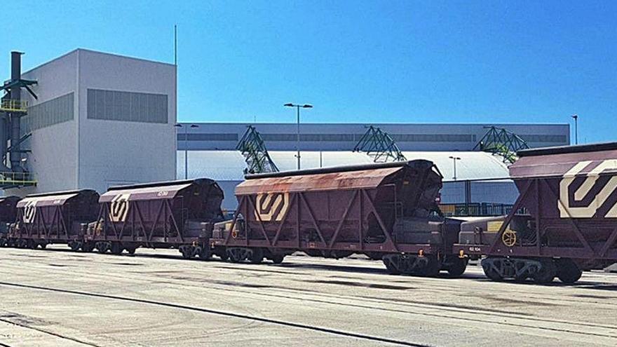 Comboi de transport de potassa de les mines bagenques a la terminal del port de Barcelona