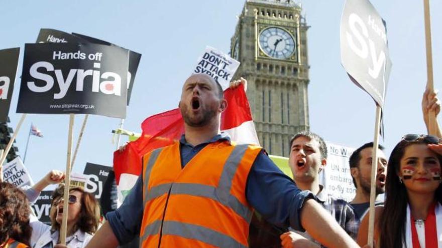 PROTESTA CONTRA EL ATAQUE EN lONDRES. Más de mil personas se manifestaron ayer en Londres contra el castigo a Siria por sus supuestos ataques químicos y para aplaudir la decisión del Parlamento de vetar la intervención militar británica en ese país. Los manifestantes resaltaron que el veto es el resultado de años de protestas antibélicas, iniciadas con motivo de la invasión de Irak.| reuters