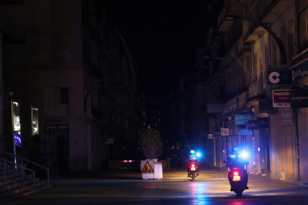 Agentes de policía patrullando de noche por Vigo.