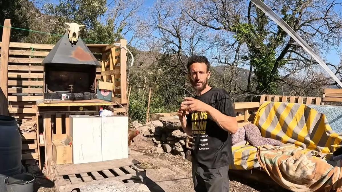 Bernat explica cómo puede construir en un terreno que no le pertenece.