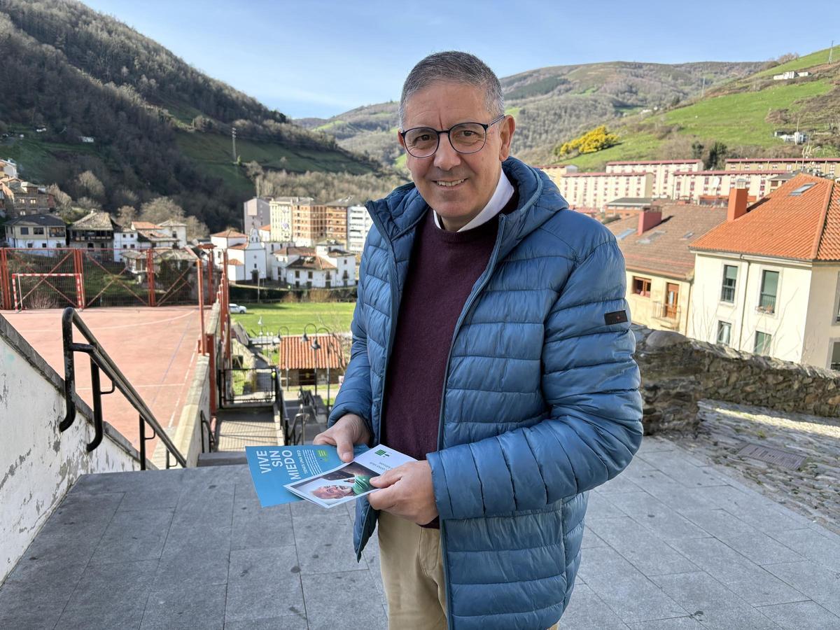 Manuel López con los folletos de la asociación, ayer, en Cangas del Narcea.