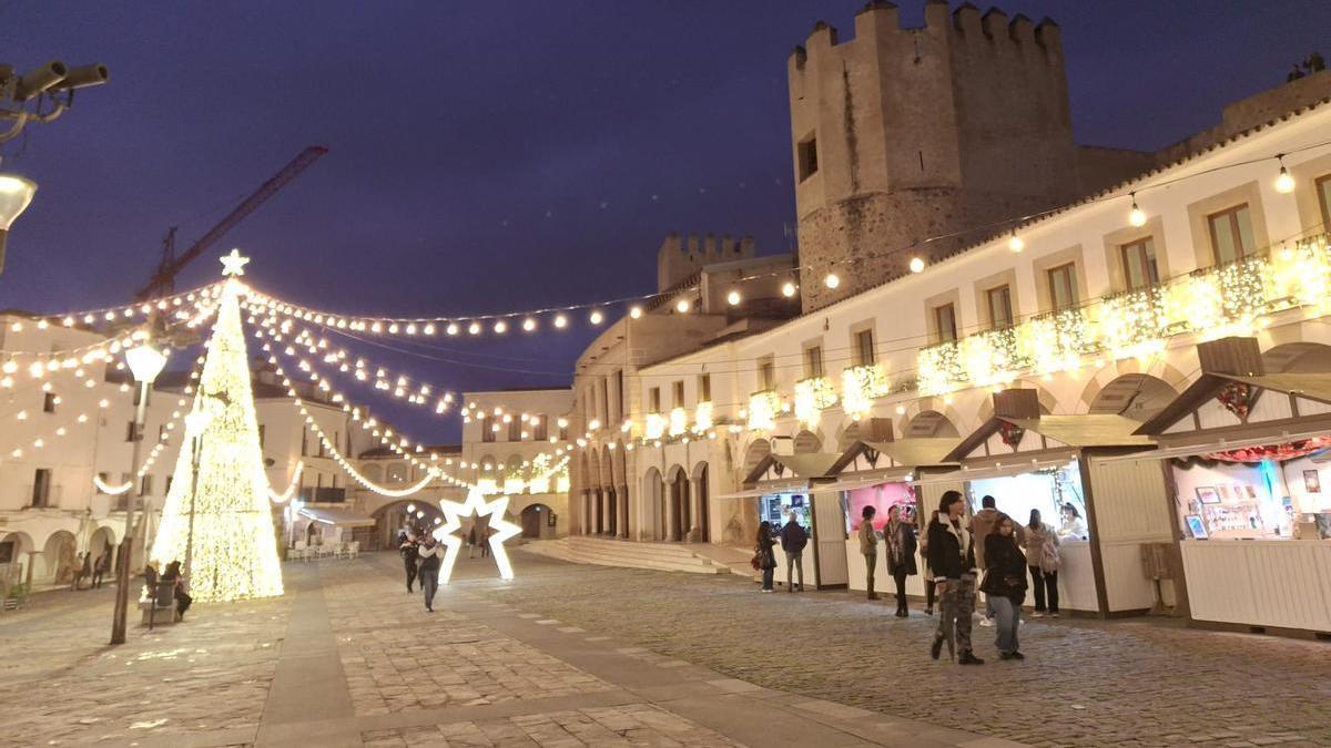 Casetas del nuevo mercado navideño de la plaza Alta de Badajoz.