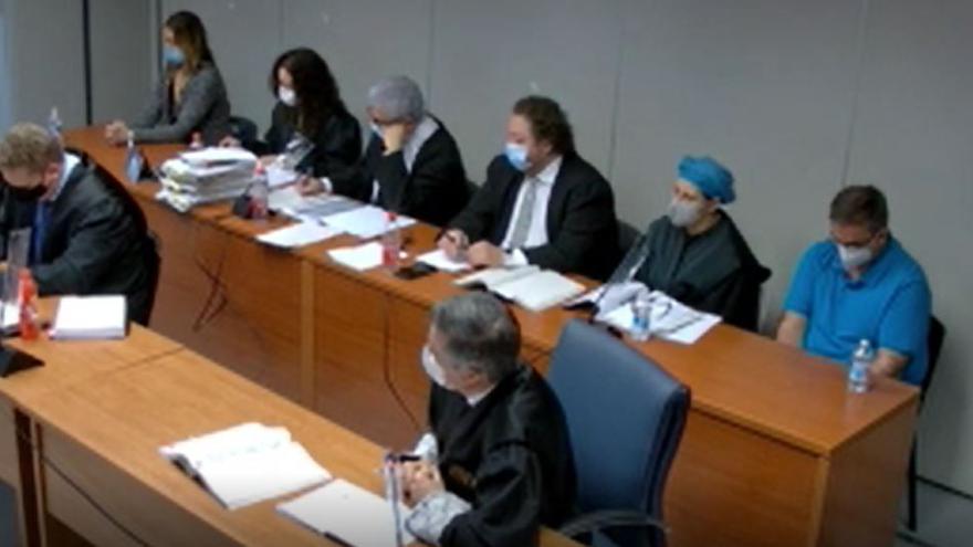 Los acusados y sus abogados durante la declaración de la madre de Antonio