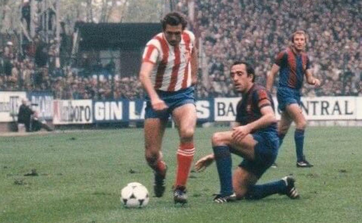 Quini conduce el balón ante la entrada de Asensi, con Rexach al fondo.  | IMAGEN DE LA COLECCIÓN DE LA FAMILIA DE QUINI