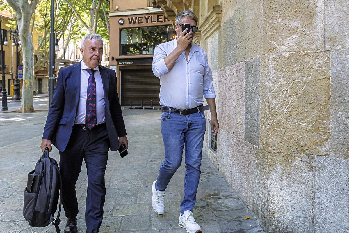 Carlos García Roldán, el principal acusado en el caso Lujo Casa, llega hoy a la Audiencia de Palma con su abogado.