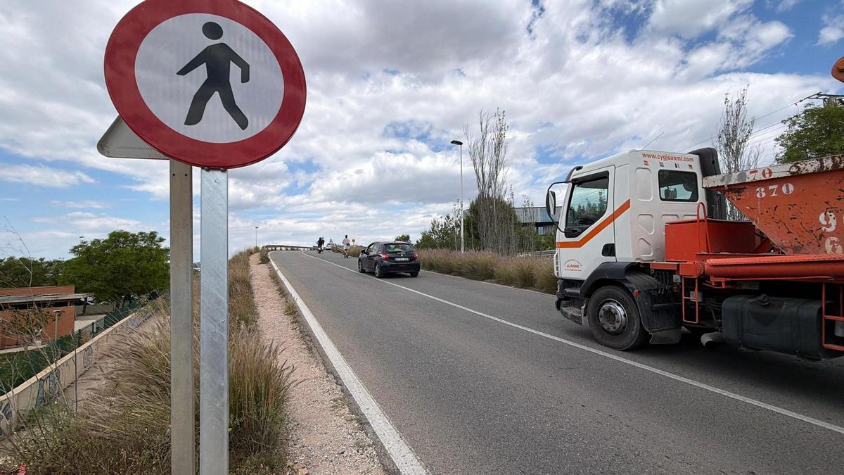 Nuevas señales de prohibición de paso peatonal sobre el puente de La Hoya