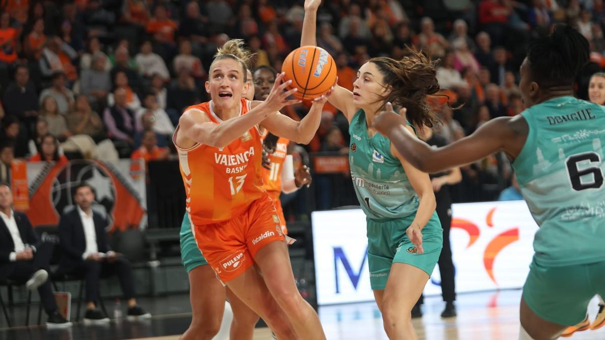 Fiebich lideró la vistoria del VAlencia Basquet ante el Estepona.