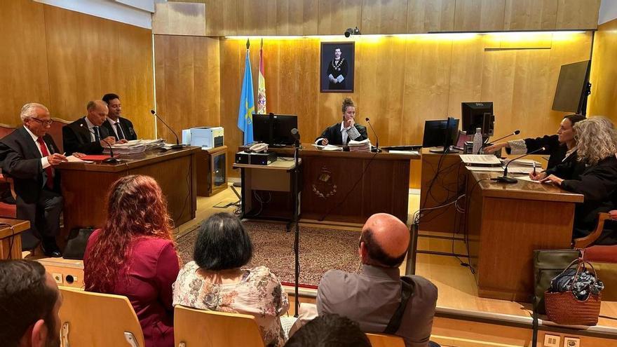 Dos hijos de padres desconocidos, un hombre infértil y seis personas en el banquillo: el rocambolesco juicio que se está celebrando en Avilés