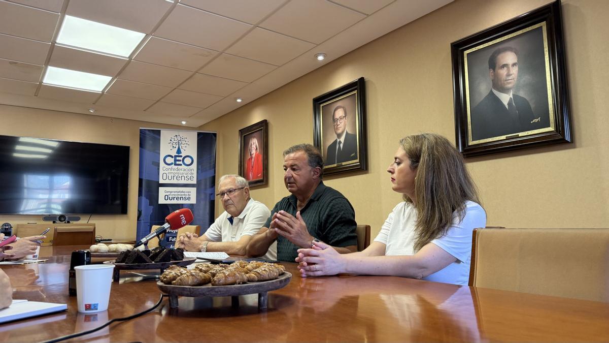 Javier Guerra, en el  centro, con  Carlos  López y Rosa Pino