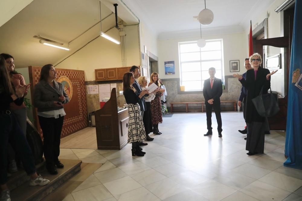 iri Hustvedt mantiene un encuentro con estudiantes en Oviedo.