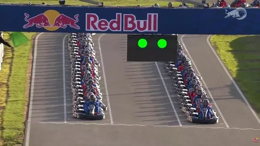 ¡Locura total! Max Verstappen contra 100 Karts...y sale el último