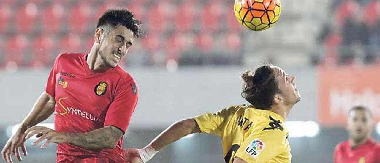 David Costas cabecea el balón durante el partido del pasado sábado ante el Girona.