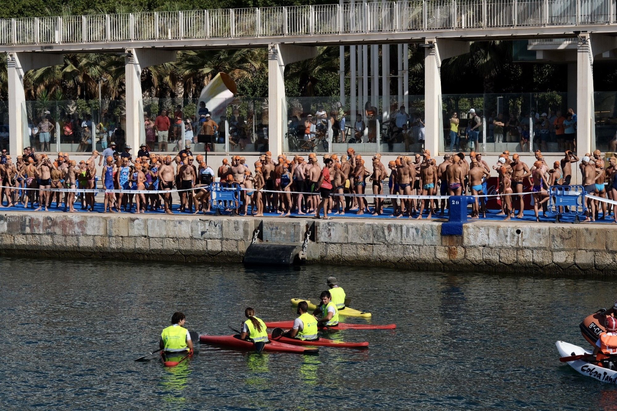 El alcalde De la Torre vuelve a participar en la travesía a nado del Puerto de Málaga