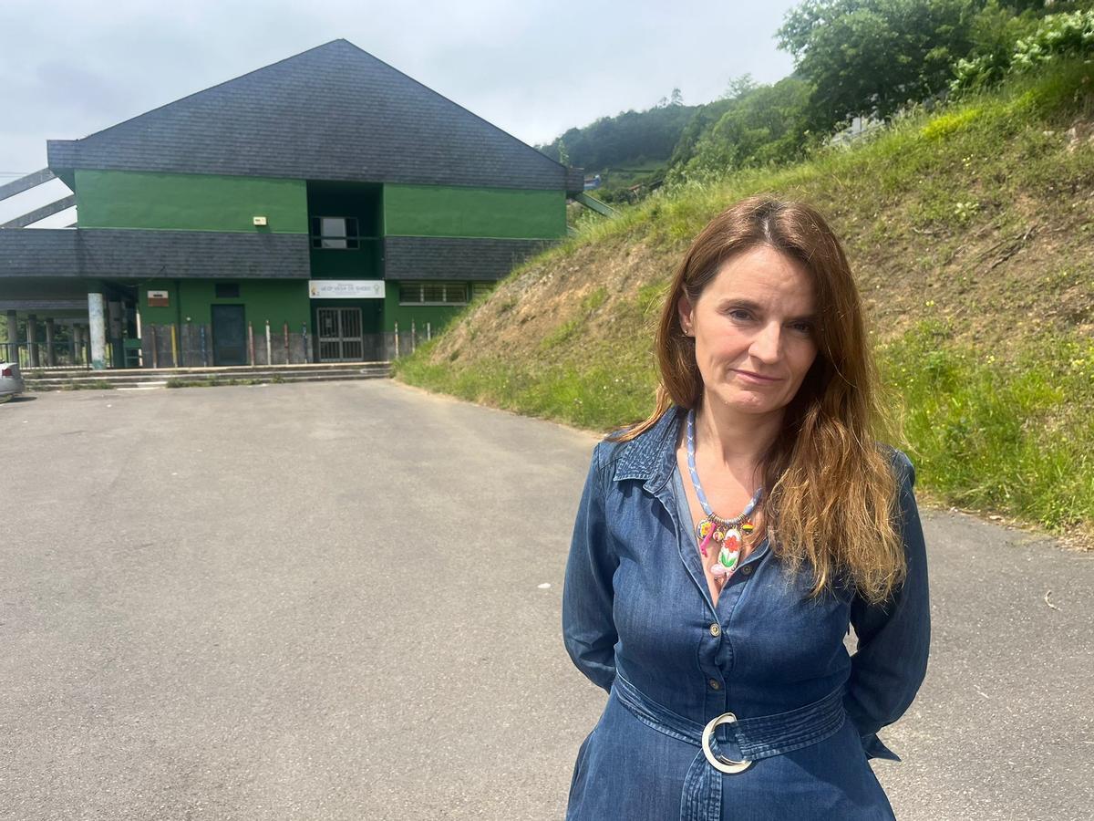 Mercedes García, ante el colegio turonés.