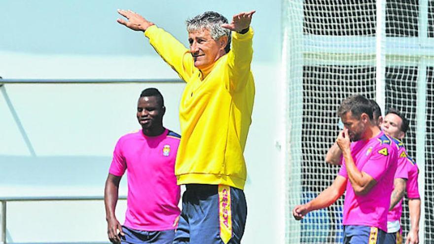 Quique Setién ordena una jugada a sus futbolistas durante un entrenamiento en las instalaciones de Barranco Seco