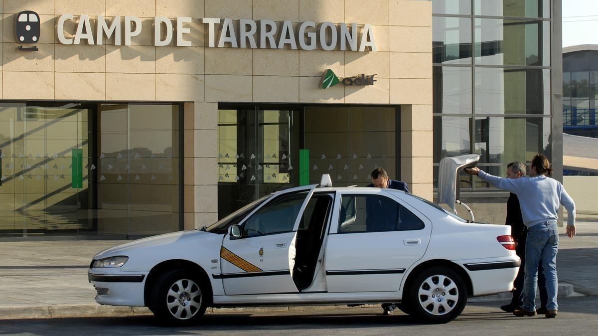 Un taxi, en la estación del AVE Camp de Tarragona.