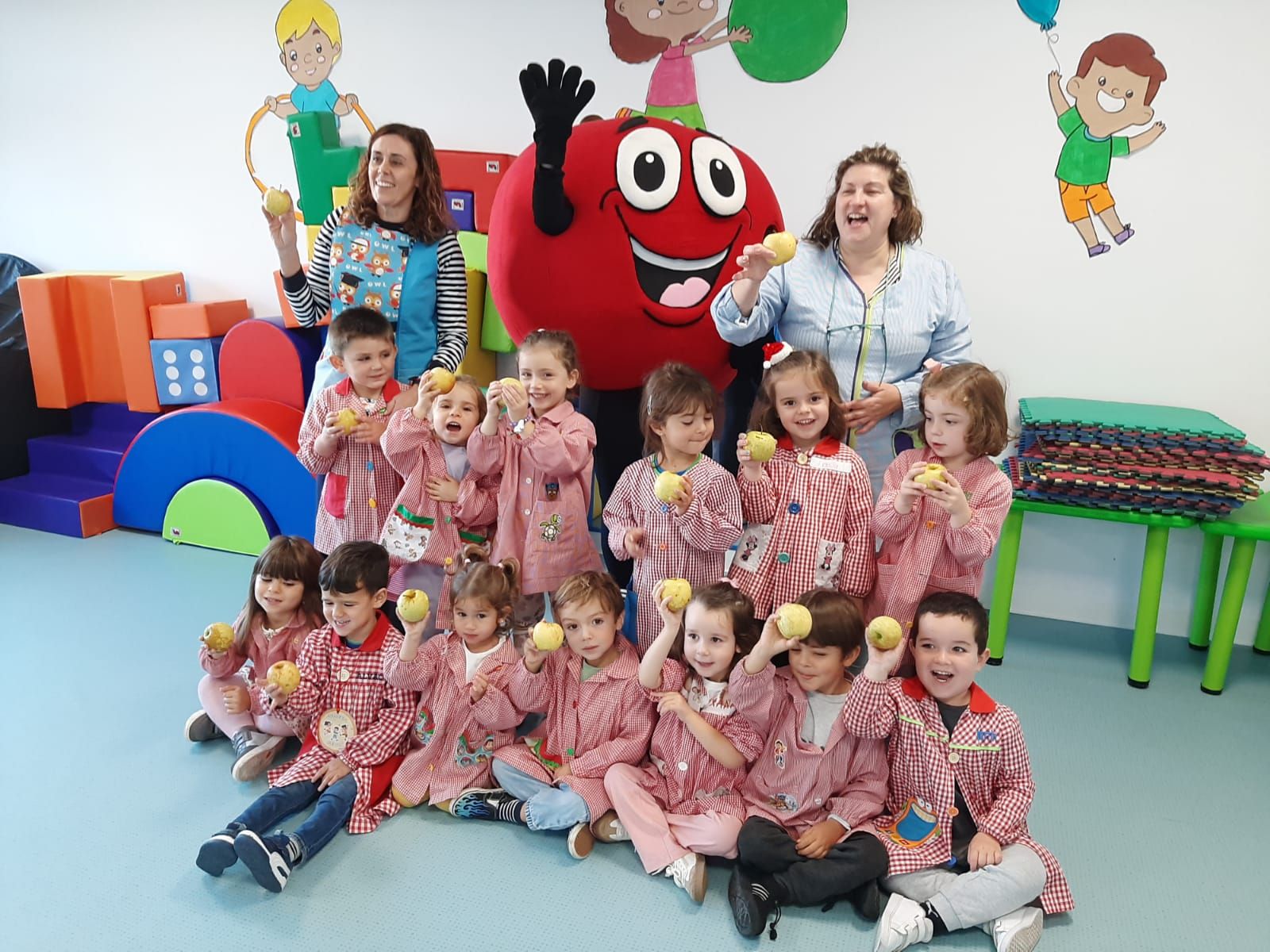 Los niños de Villaviciosa comen "Manzanina" para estar más sanos