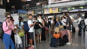 Largas colas de pasajeros en el aeropuerto de Catania en Sicilia (Italia) por los vuelos cancelados debido a la erupción del volcán Etna. 