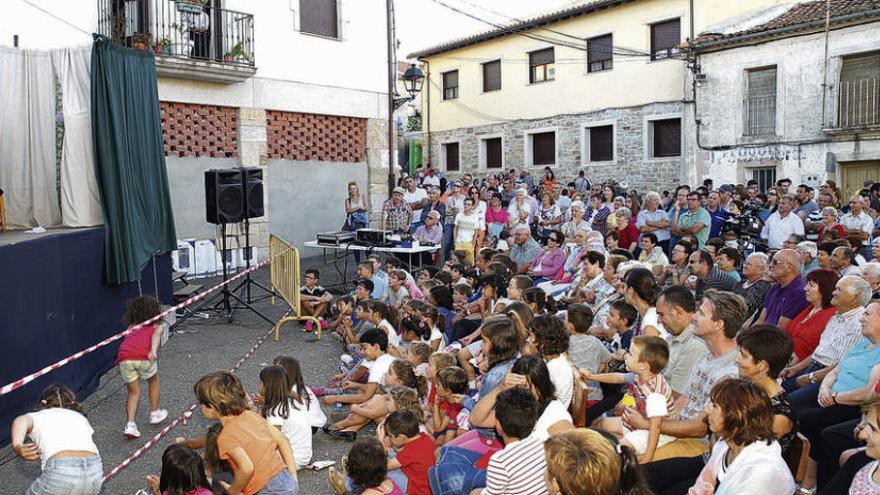 El público abarrotó la plaza Ferreras de Alcañices para revivir las comedias de corral alistanas.