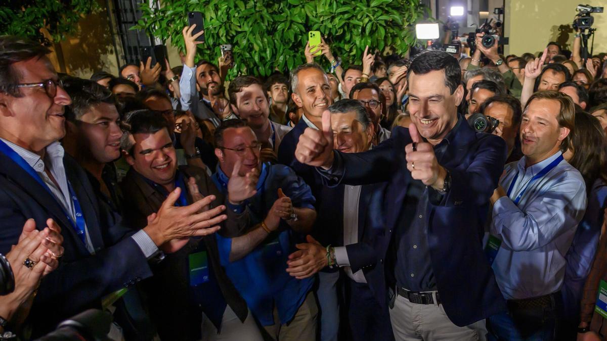 El candidato a la presidencia de la Junta de Andalucía por el PP, Juanma Moreno, en las puertas de la sede de su partido en Sevilla, donde ha celebrado los resultados electorales andaluces de este domingo.