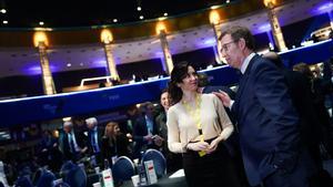 Isabel Díaz Ayuso, la pasada semana, con el presidente del PP Alberto Núñez Feijóo, en el Congreso del PP Europeo en Bucarest (Rumanía).